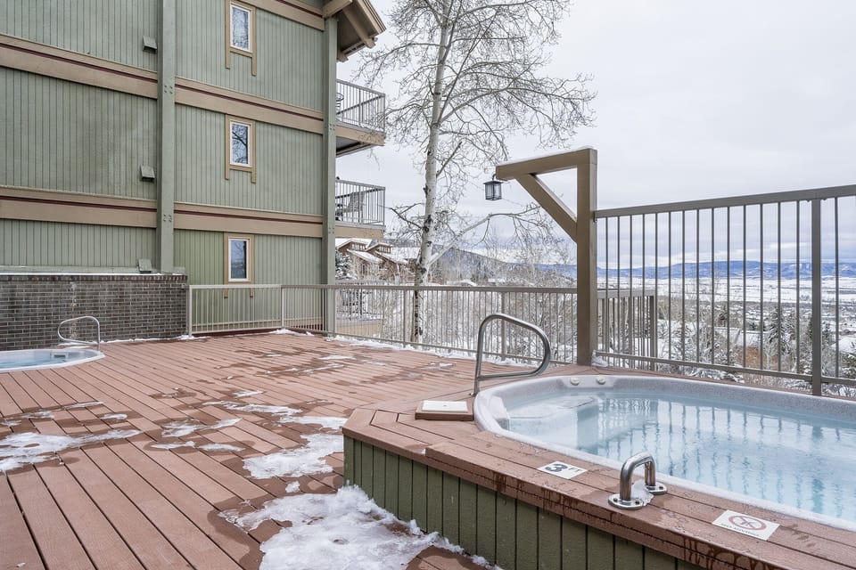 2 outdoor hot tubs, sauna, workout room, coin operated laundry at clubhouse.