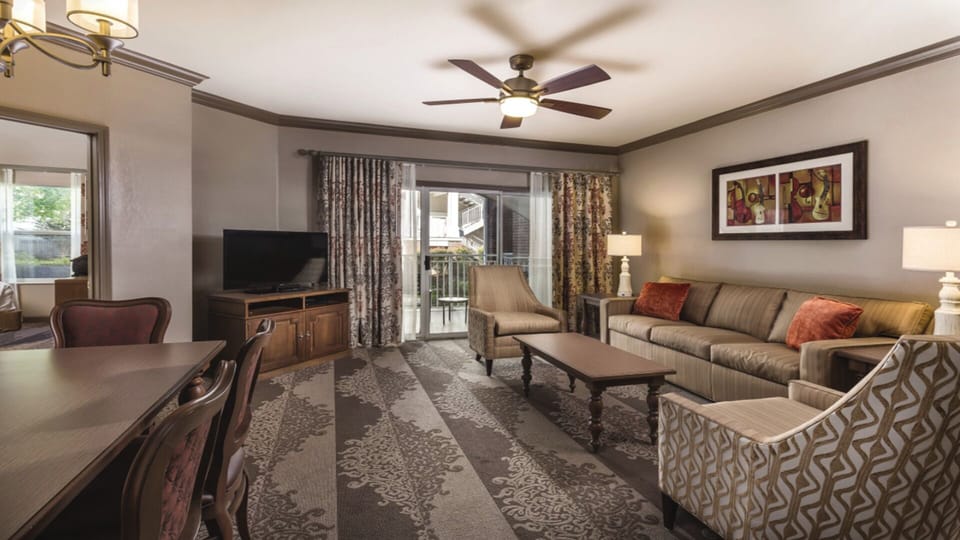 Nashville 1 BD Living w/Sofa Bed (Unit may vary in layout, view, floor, décor)