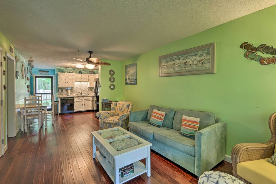 Living Room | Sleeper Sofa | Free WiFi | Cable TV | Central A/C & Heat