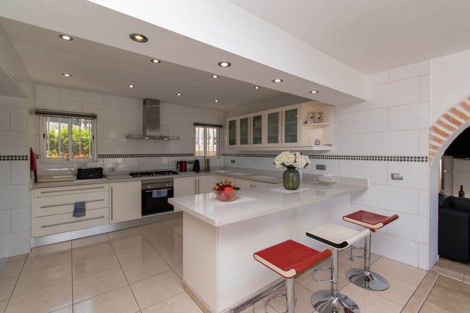 Kitchen with breakfast bar