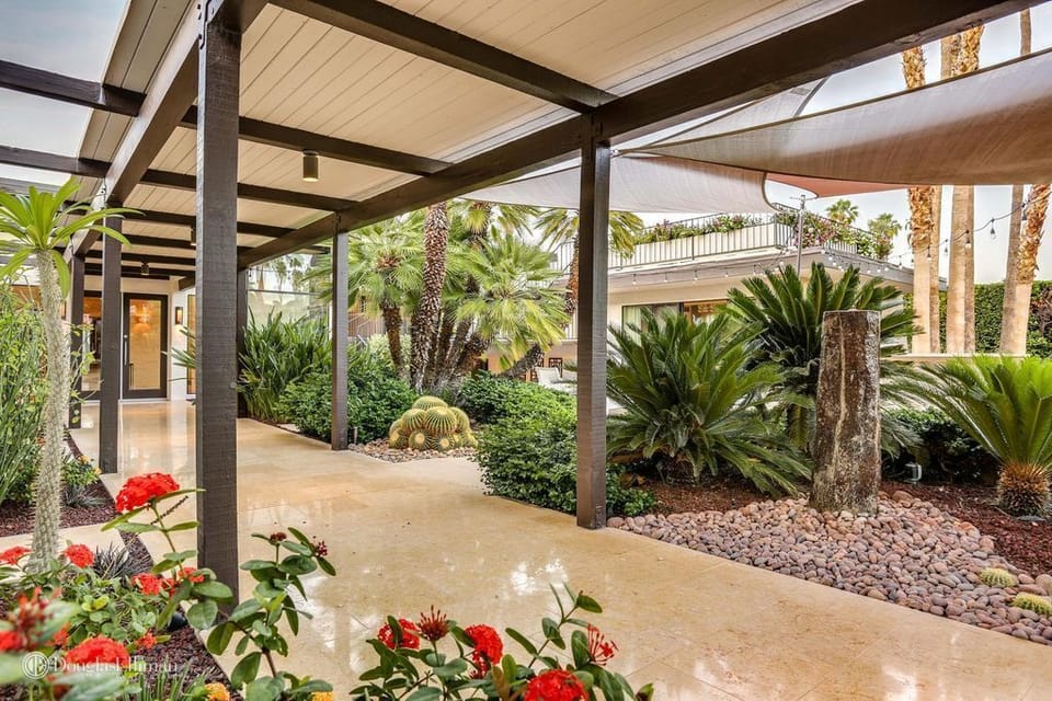 Coutyard entry