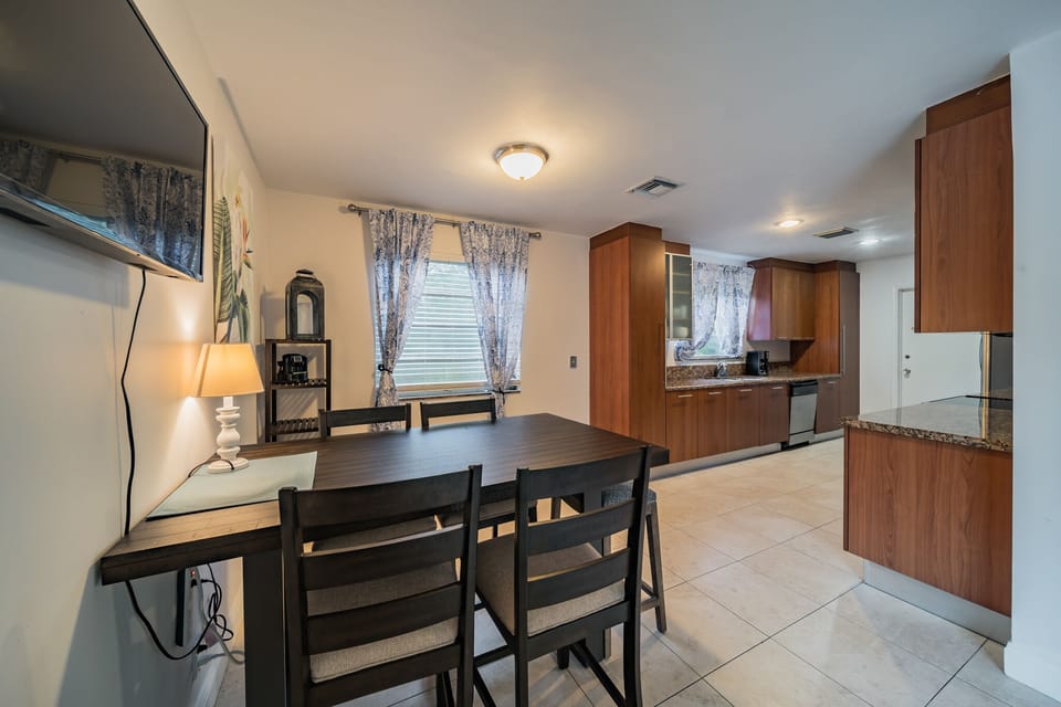 View:
Breakfast Table
Kitchen

