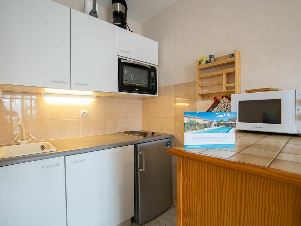 Cabinetry, Property, Countertop, Kitchen Appliance, Home Appliance, Wood, Kitchen, Kitchen Stove, Interior Design, Microwave Oven