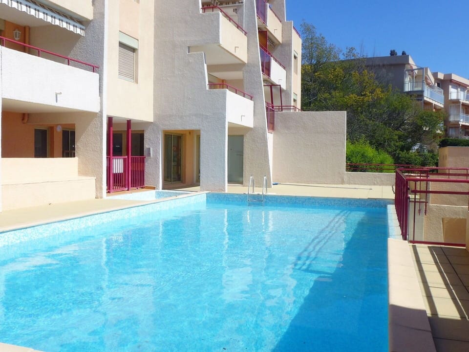 Property, Swimming Pool, Building, House, Real Estate, Apartment, Residential Area, Home, Leisure, Condominium