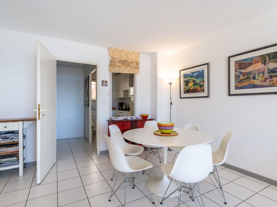 Table, Furniture, Chair, Wood, Orange, Flooring, Living Room, Floor, Picture Frame, Hall