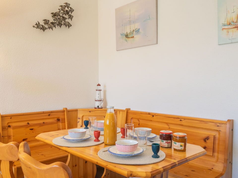 Table, Furniture, Tableware, Wood, Bottle, Interior Design, Wall, Wood Stain, Hardwood, Dishware