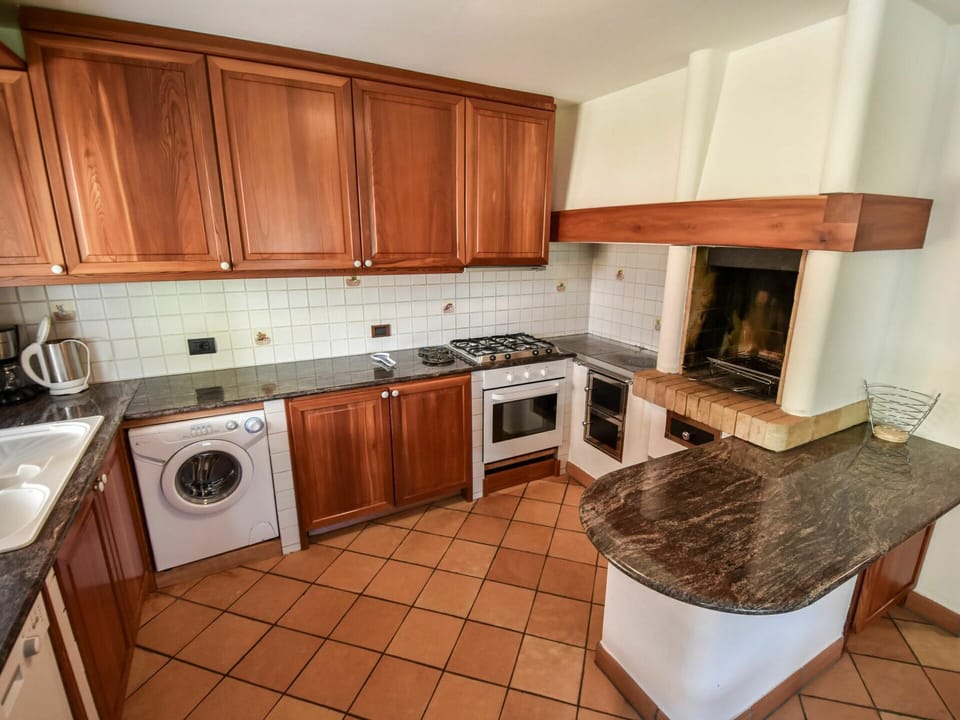 Brown, Cabinetry, Countertop, Property, Kitchen Appliance, Kitchen Stove, Cooktop, Wood, Kitchen, Home Appliance