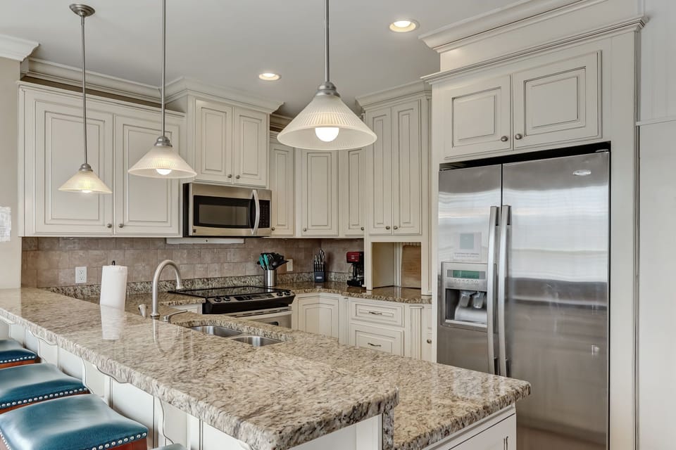 Fully Equipped Luxury Kitchen with Granite Countertops, Stainless Steel Appliances and Bar Stool Seating for 4