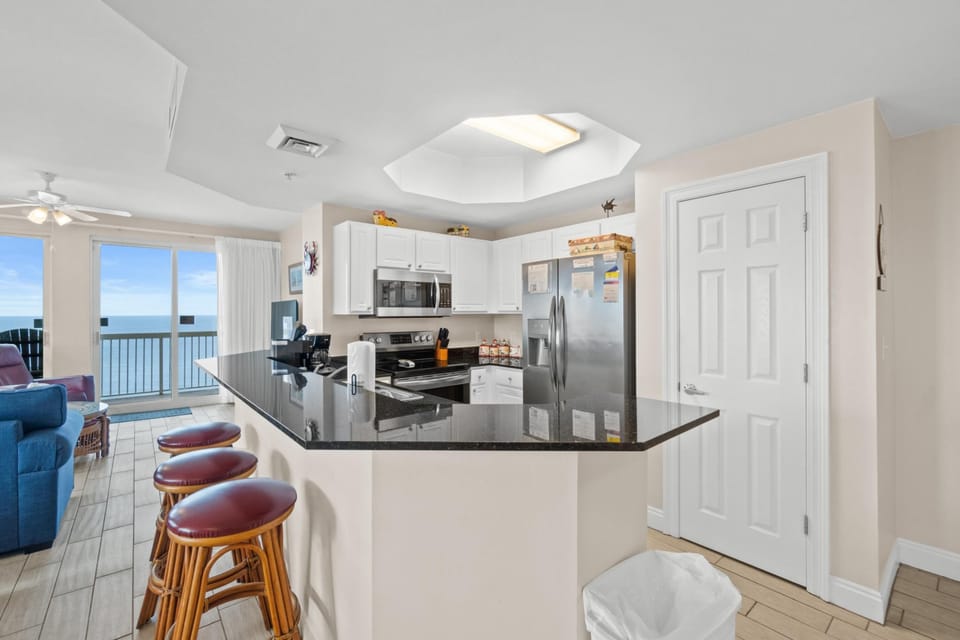 Kitchen with Breakfast Bar