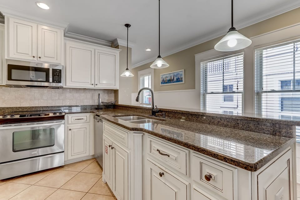 Fully Equipped Luxury Kitchen with Granite Countertops, Stainless Steel Appliances and Bar Stool Seating for 3