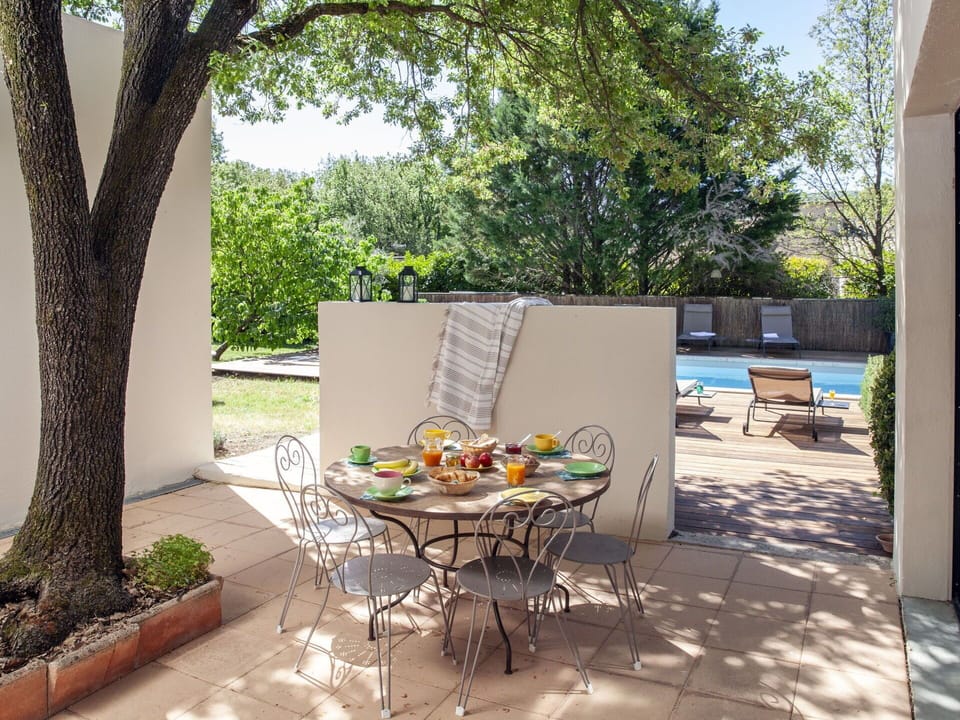 Plant, Table, Furniture, Chair, Building, Leaf, Outdoor Table, Tree, Outdoor Furniture, Shade