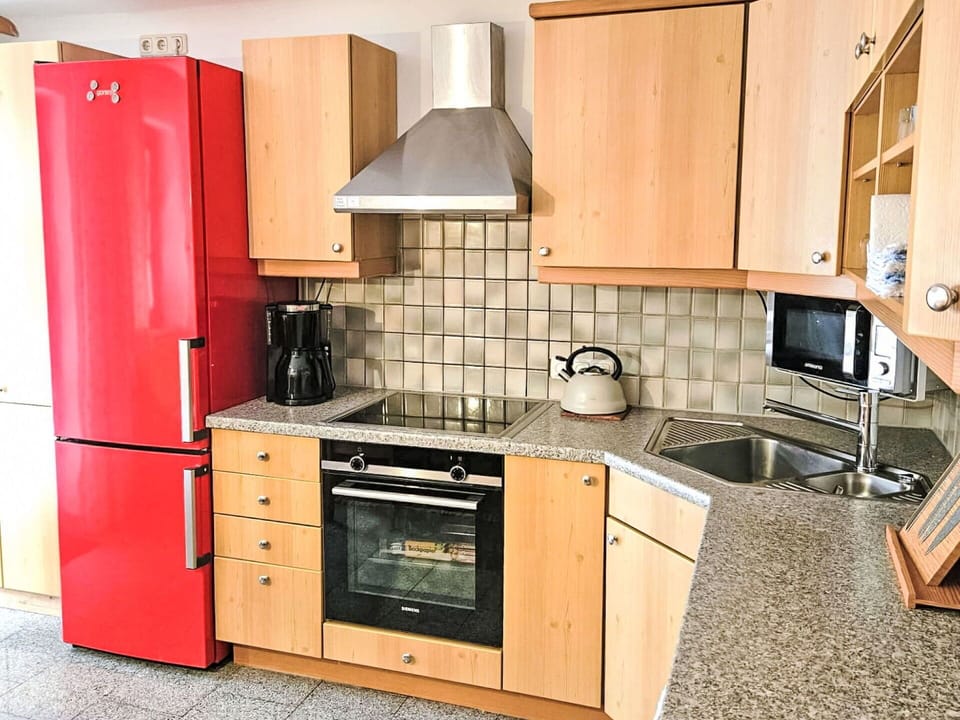 Kitchen Appliance, Kitchen, Countertop, Major Appliance, Flooring, Cabinetry, Furniture, Wood, Home Appliance, Kitchen Stove