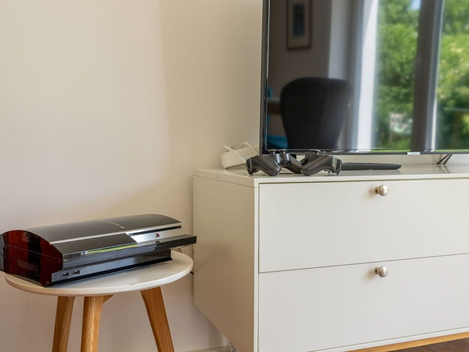 Table, Cabinetry, Wood, Computer Desk, Building, Floor, Gas, Desk