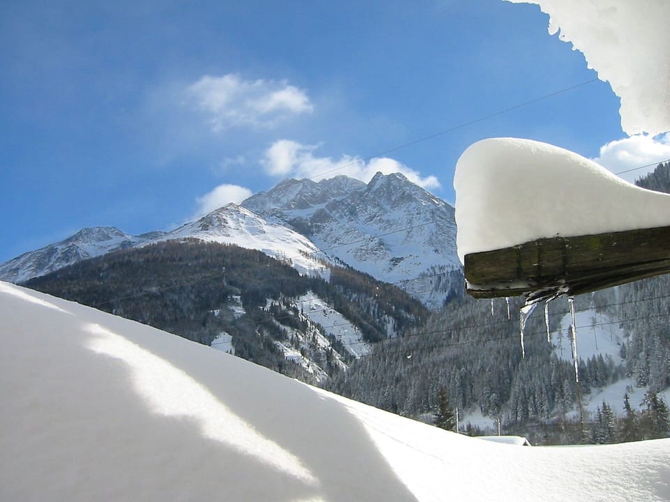 Snow, Mountain, Mountainous Landforms, Winter, Slope, Glacial Landform, Geological Phenomenon, Sky, Mountain Range, Alps