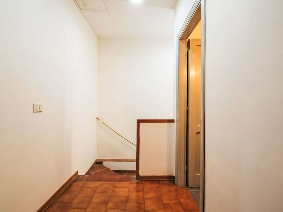 Flooring, Wall, Floor, Wood, Interior Design, Ceiling, Brown, Wood Flooring, Door, Wood Stain