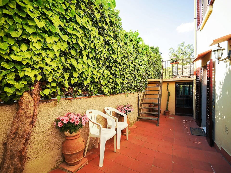 Property, Room, Balcony, Plant, Real Estate, Tree, Building, Shrub, Flower, House