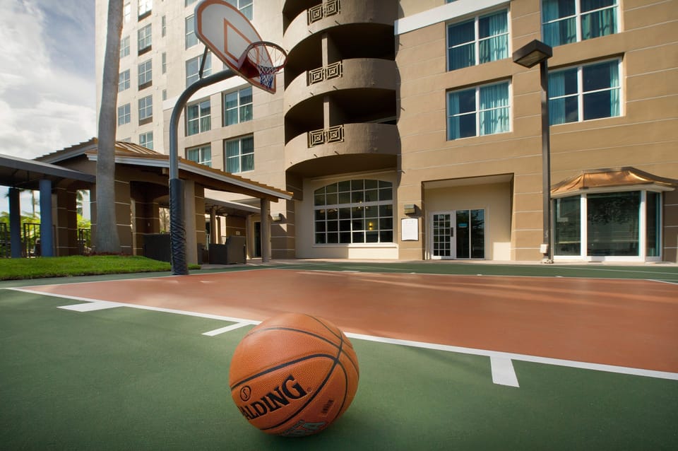 Enjoy the excellent on-site sport amenities!