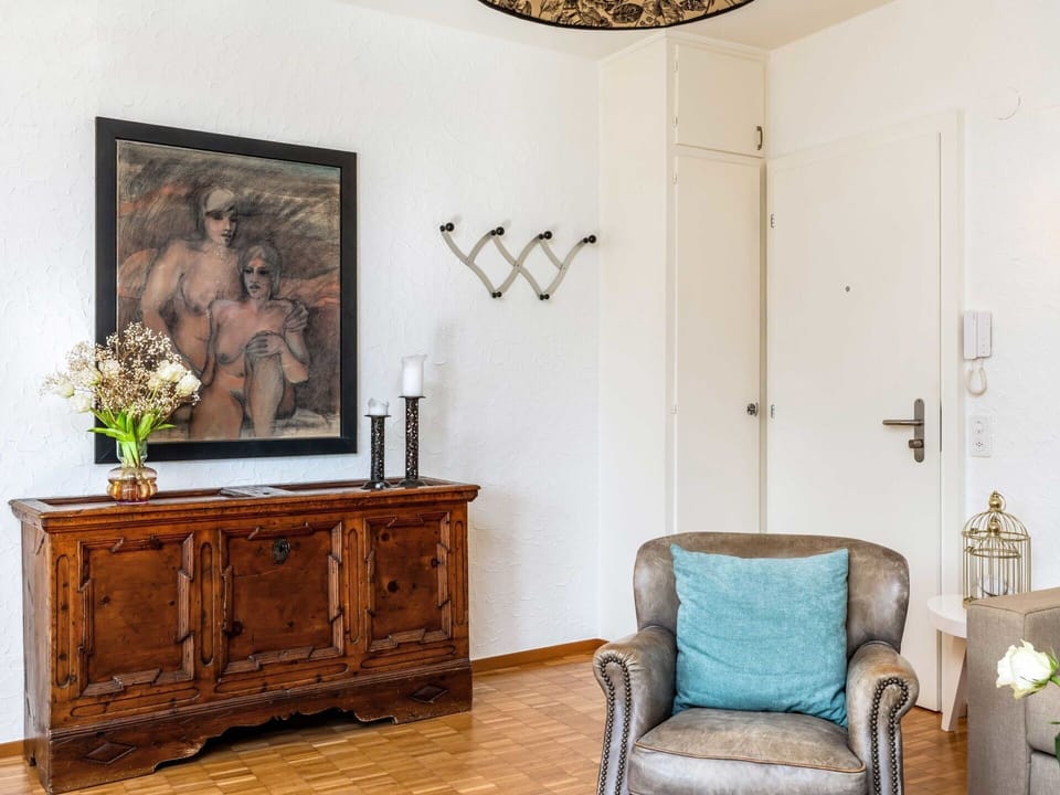 Furniture, Interior Design, Wall, Flooring, Floor, Wood, Room, Picture Frame, Wood Flooring, Lighting