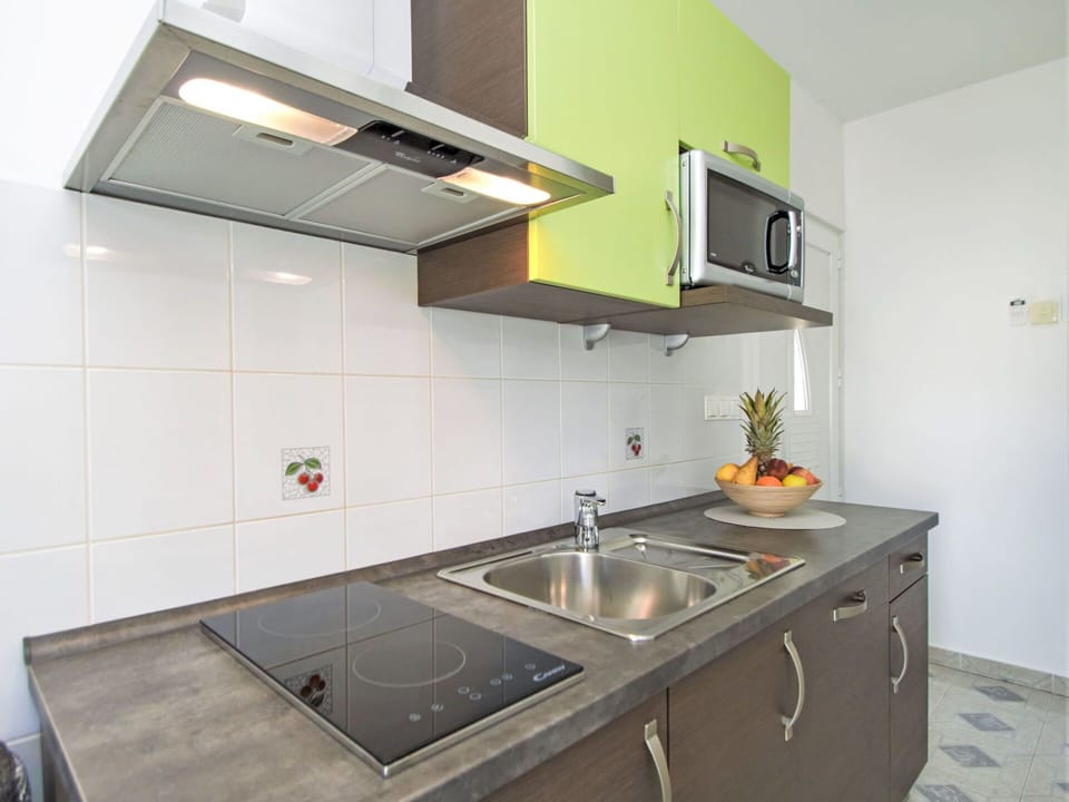 Cabinetry, Kitchen Sink, Countertop, Sink, Tap, Kitchen Stove, Kitchen Appliance, Kitchen, Building, Plumbing Fixture