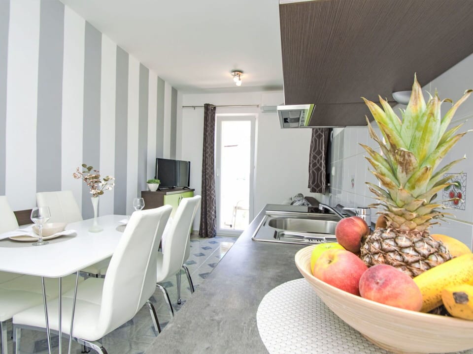 Table, Furniture, Property, Chair, Fruit, Building, Interior Design