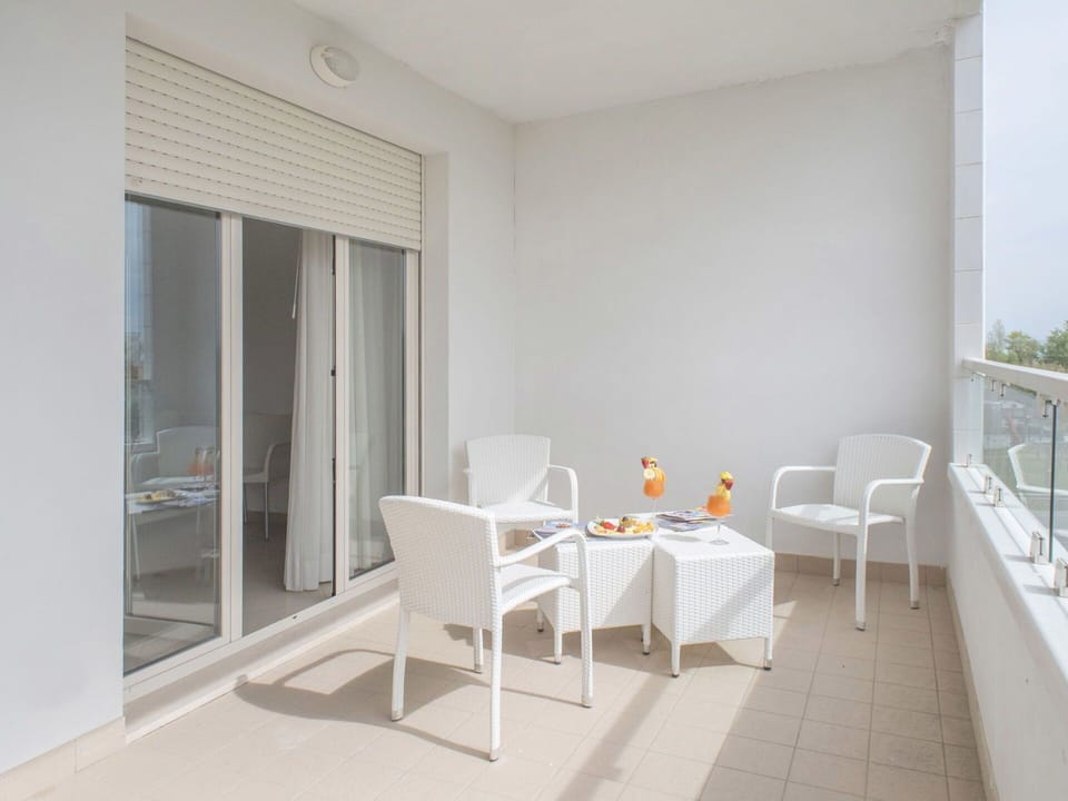 Room, Property, Furniture, Interior Design, Building, Floor, House, Table, Real Estate, Suite