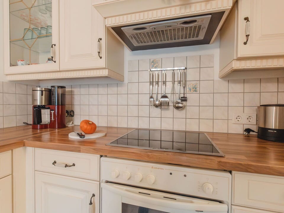 Cabinetry, Countertop, Kitchen Sink, Property, White, Kitchen Stove, Tap, Kitchen, Wood, Sink