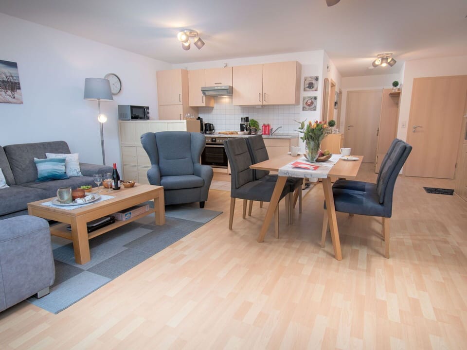 Table, Furniture, Picture Frame, Property, Couch, Building, Television, Houseplant, Comfort, Interior Design