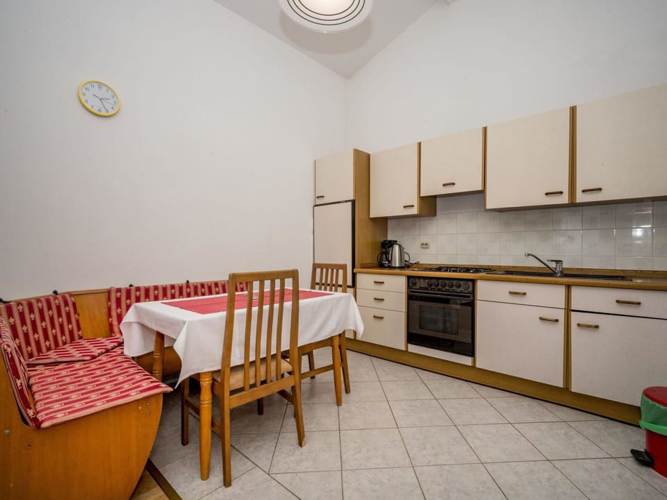Room, Property, Building, Furniture, Interior Design, House, Real Estate, Floor, Architecture, Table