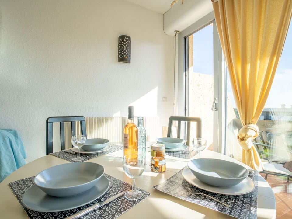 Tableware, Table, Furniture, Property, Dishware, Plate, Window, Drinkware, Azure, Serveware