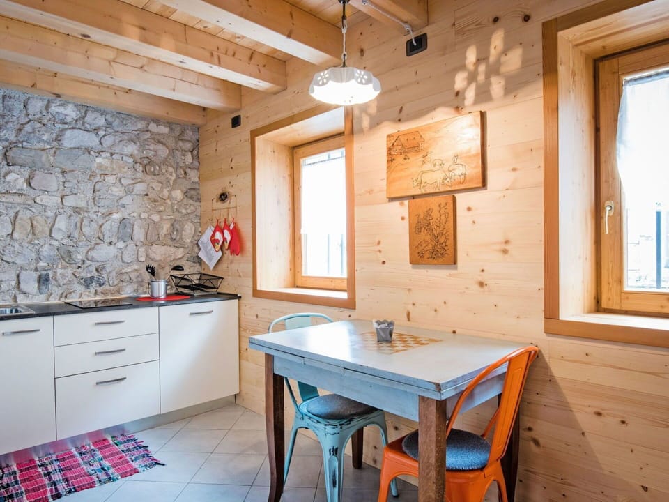 Room, Property, Furniture, Building, Interior Design, Ceiling, House, Wall, Floor, Table