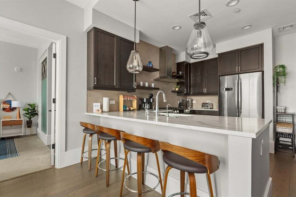 Breakfast counter seats 4 to full kitchen