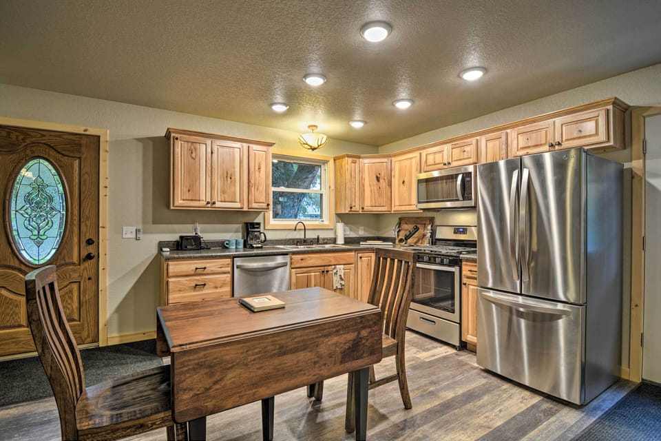 Dining Area | Dishes & Flatware Provided