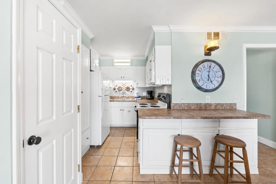 Kitchen with Breakfast Bar
