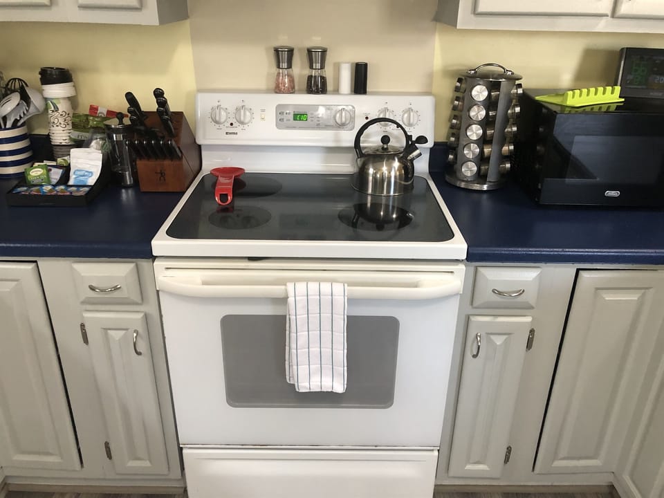 Sharp knives, spices, utensils, oh, my!  You can cook as much or as little as you like here (we won't judge) and some of our guests have made fabulous family feasts here.  The over does just as good a job keeping pizza warm!