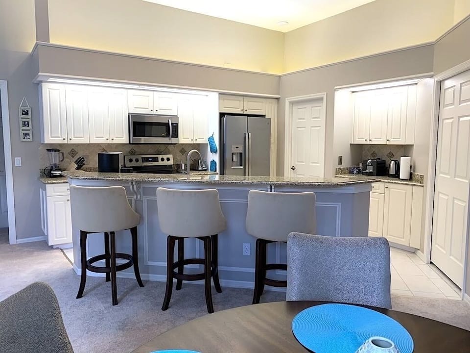 Kitchen & Bar