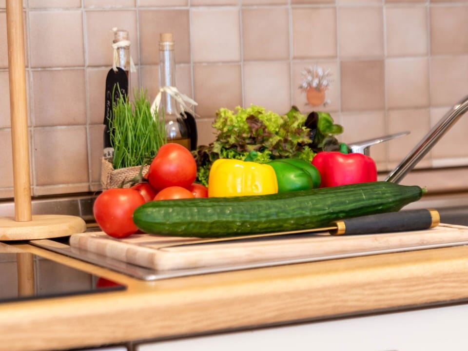 Food, Tableware, Dishware, Countertop, Kitchen, Natural Foods, Wood, Table