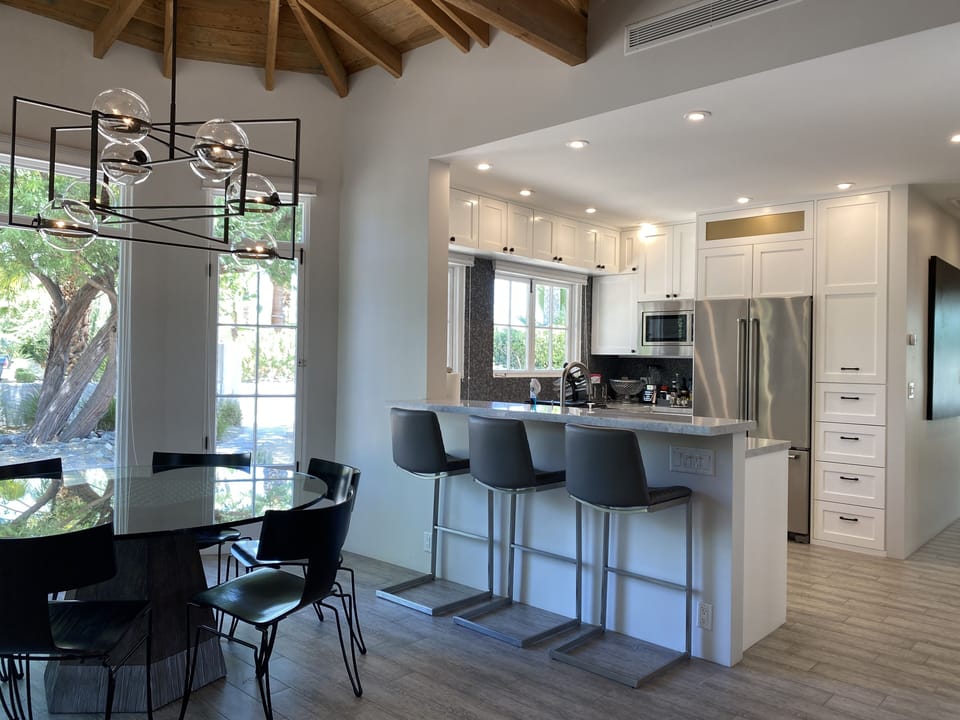 Kitchen w bartop