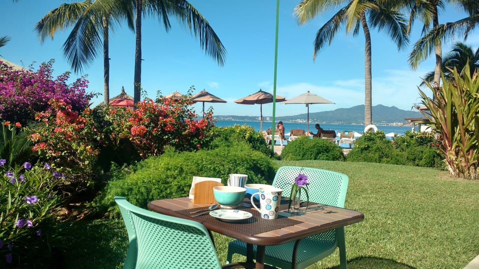 Outdoor furniture to enjoy a quiet breakfast with a great view!