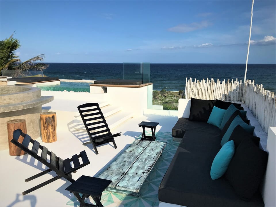 Villa Kiin - Rooftop lounge area with jacuzzi 