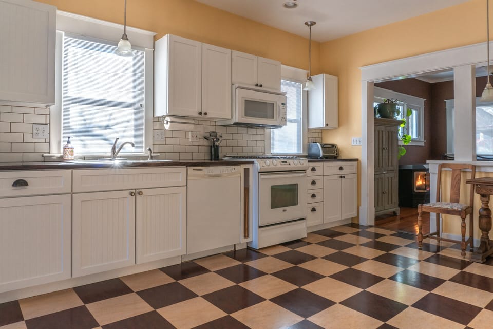 Fully equipped kitchen for cooking! Plus a blender, toaster, basic oils & spices