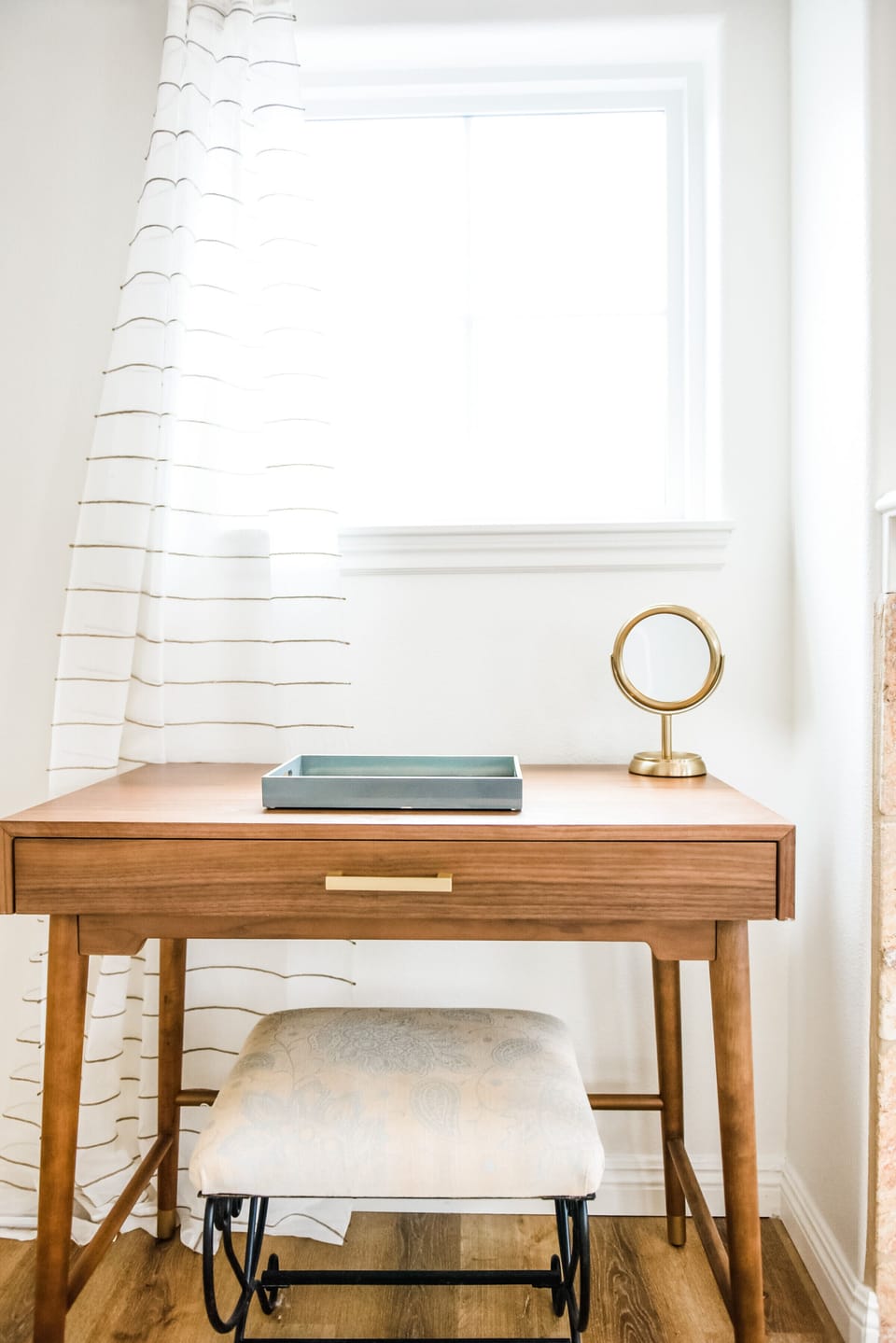 Make this your work from home station! 
