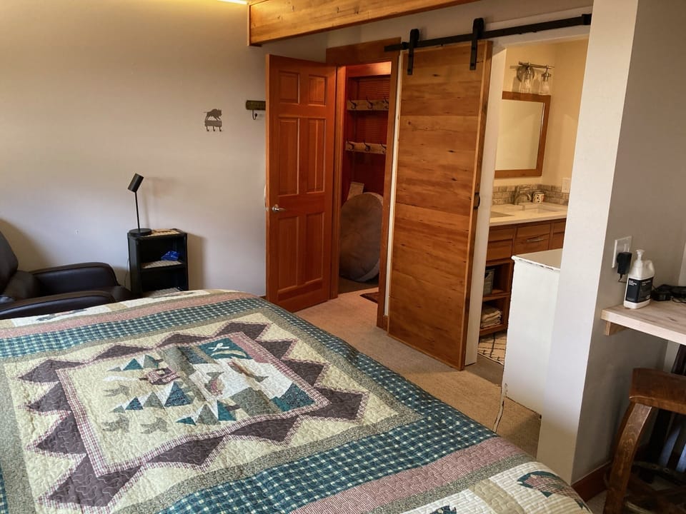 Fish bedroom with full bathroom, desk and sitting area