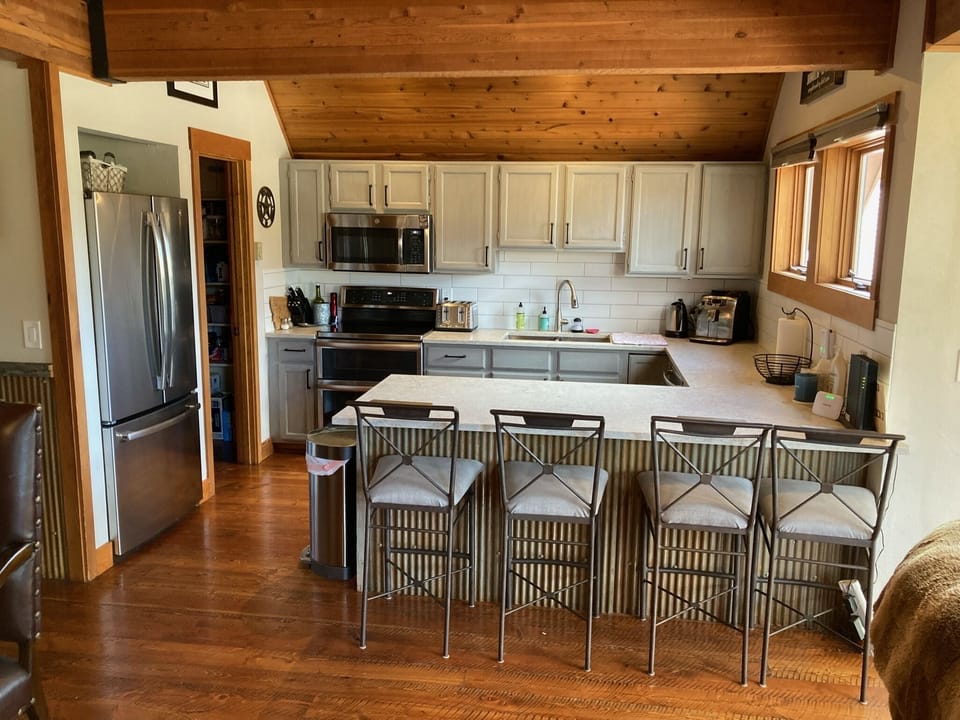 Kitchen with 4 bar stools