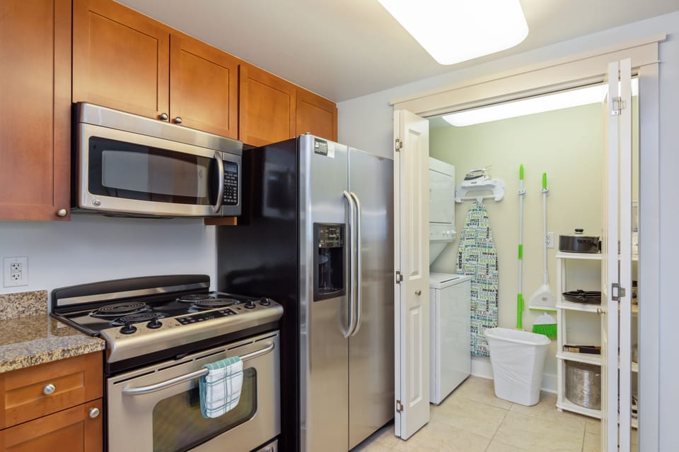 Kitchen, washer/dryer 