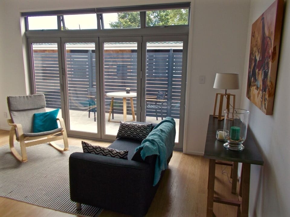 Lounge w/ TV and fireplace
