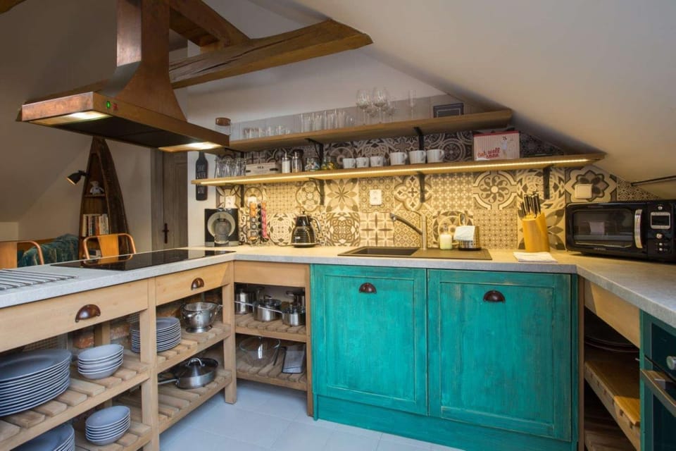 Fully Equipped Kitchen - Dishwasher, Fridge, Freezer and Condiments