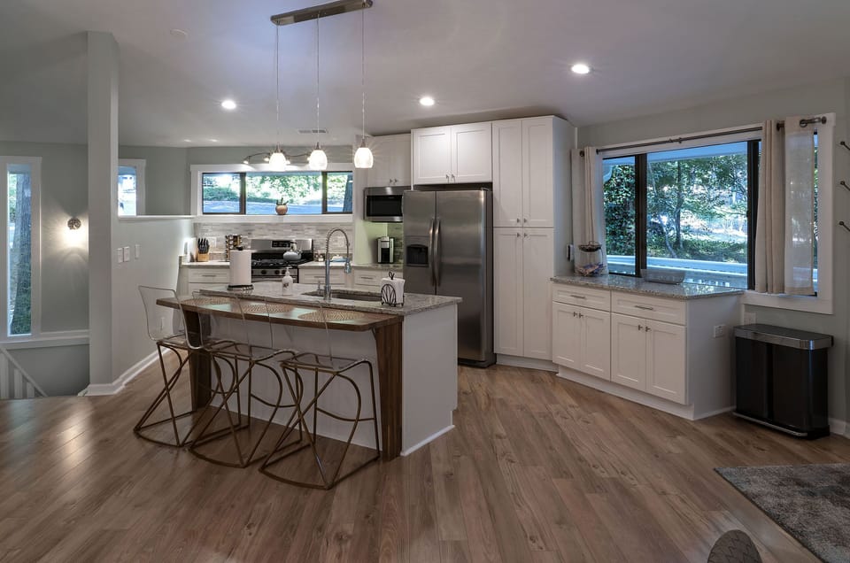 Kitchen/Bar Area