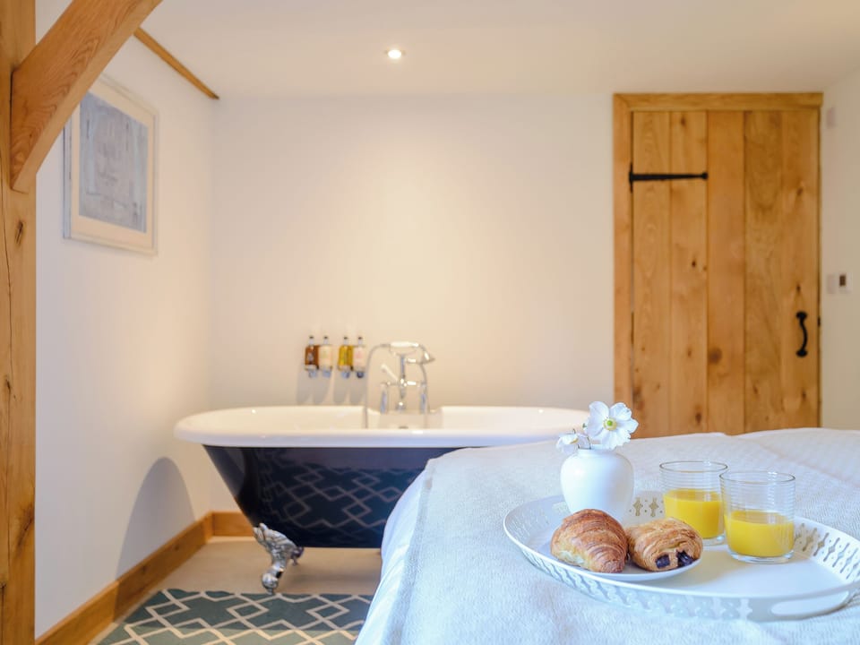 Free-standing bath within the en-suite master bedroom | Hare&rsquo;s Furrow - Stop in the Sticks, Burton Overy