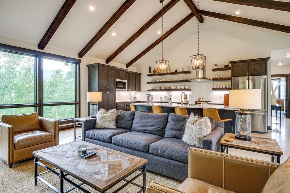 Living Room | Free WiFi | Smart TV | Fireplace | Main Floor