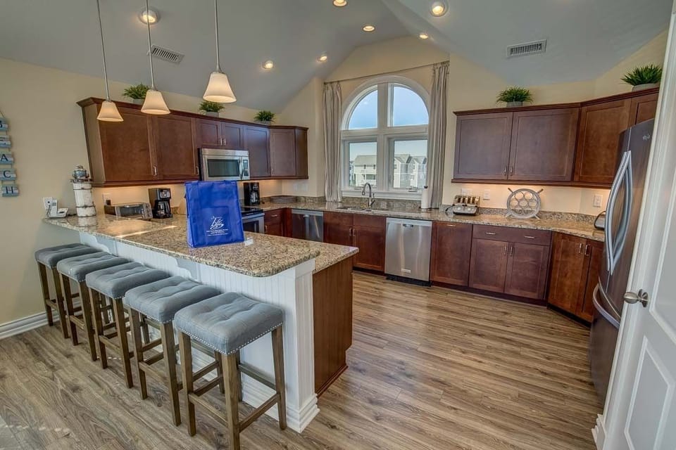 Top-Level Kitchen with Bar seats 5